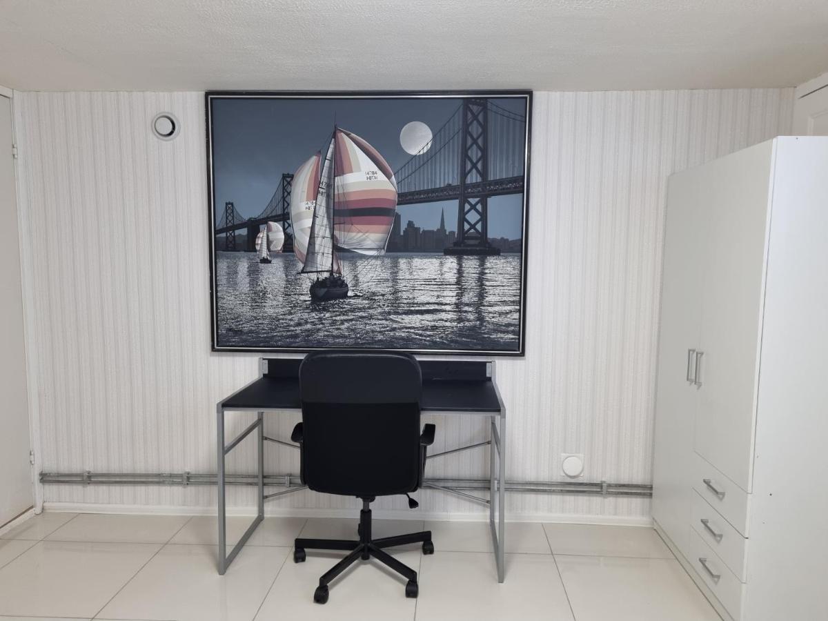 Moonlight - Trevlig Kaellarlaegenhet Broby Exterior foto